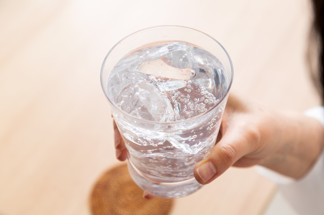 寝る前に炭酸水を飲むメリット