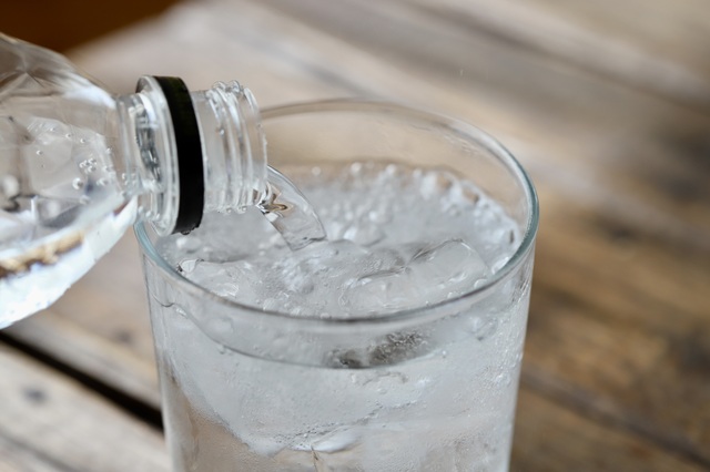 寝る前に炭酸水を飲むことでむくみ対策が期待できる