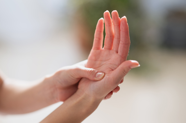 手がむくむ原因