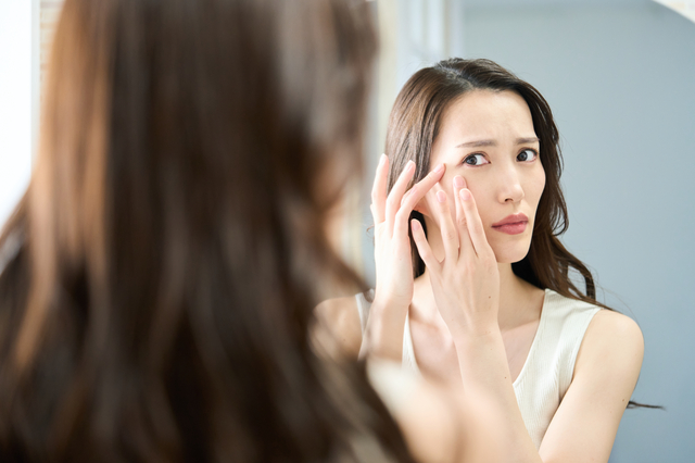 朝に目がむくむ原因