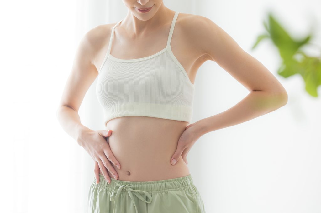 お腹を触る女性